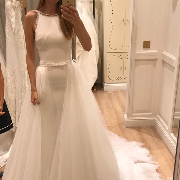 Pronovias wedding gown with overskirt - Picture 2 of 8